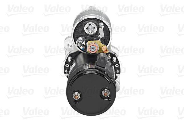 Eine Nahaufnahme eines Anlassermotors, die elektrische Anschlüsse und Gehäuse zeigt, mit 'Valeo' Logos im Hintergrund.