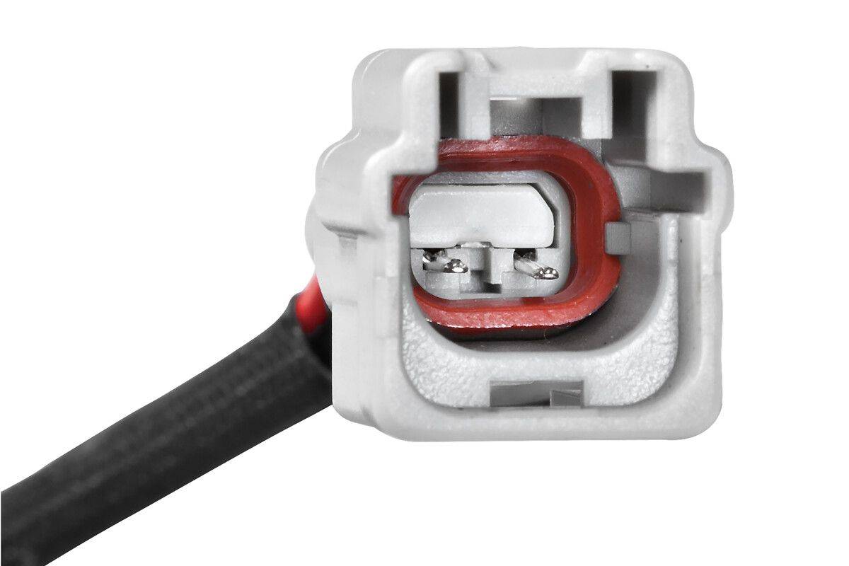 Eine Nahaufnahme eines zweipinigen elektrischen Steckverbinders mit einer roten Dichtung, der an einem schwarzen Kabel für automotive oder elektronische Anwendungen befestigt ist.