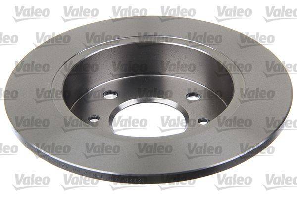 Eine Bremsscheibe aus Metall mit mehreren gebohrten Löchern, vor einem sich wiederholenden 'Valeo' Wasserzeichen im Hintergrund.