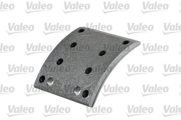 Eine metallische Bremsbelag mit mehreren Löchern, vor einem Markenhintergrund mit der Aufschrift 