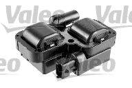 Ein Nahaufnahmebild einer schwarzen Zündspule für Kraftfahrzeuge mit Doppelspulen, mit Anschlussport und Befestigungspunkt.