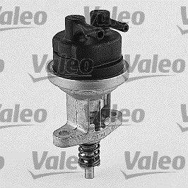 Ein mechanisches Gerät mit der Aufschrift ‚Valeo', das einer Kraftstoffpumpe ähnelt, mit Metallkomponenten und einem Federmechanismus, vor einem ‚Valeo'-gemusterten Hintergrund.