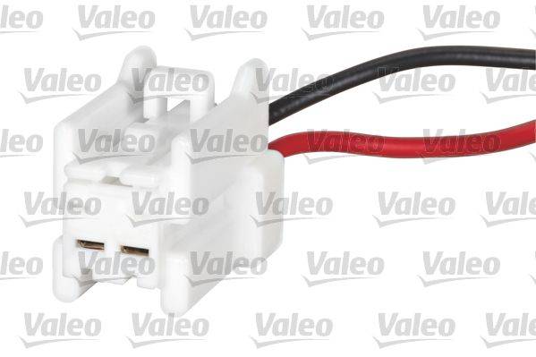 Ein weißer elektrischer Stecker mit roten und schwarzen Kabeln ragt aus der Rückseite heraus. Das Bild hat ein im Hintergrund wiederholtes 'Valeo' Wasserzeichen.