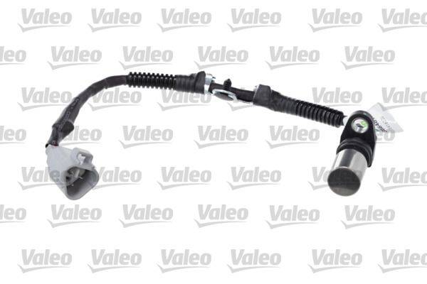 Ein Automotorsensor mit Verbindungskabeln und Steckkomponenten, der zur Überwachung von Motorparametern verwendet wird. Im Hintergrund ist das Logo von 'Valeo' mehrfach wiederholt.