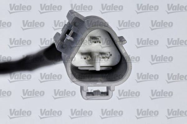 Eine Nahaufnahme eines Drei-Pin-Elektrosteckers vor einem Hintergrund mit wiederholten 'Valeo' Logos.