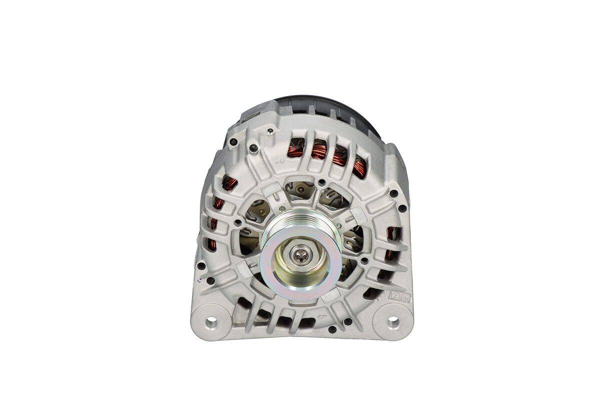 Ein Lichtmaschine mit sichtbarem Metallgehäuse, Kühlschlitzen und einer Riemenscheibe in der Mitte. Wird zum Umwandeln von mechanischer in elektrische Energie in Fahrzeugen verwendet.