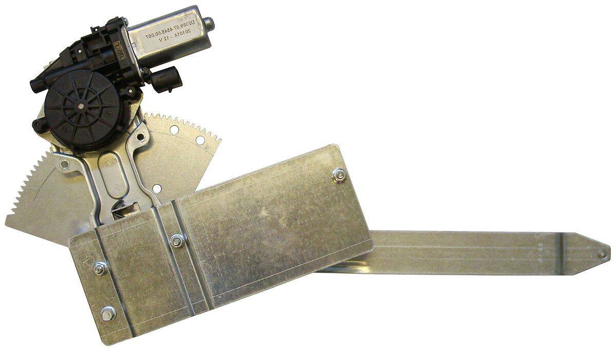 Nahaufnahme eines mechanischen Metallgeräts mit Zahnrädern und einer beschrifteten Komponente vor einem einfarbigen weißen Hintergrund.