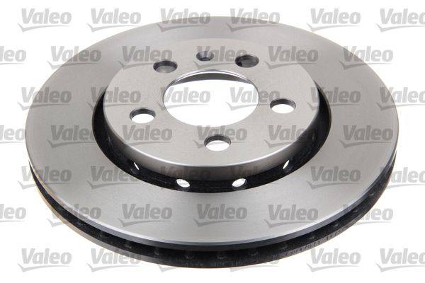 Eine Metall-Bremsscheibe mit einer glatten, glänzenden Oberfläche und mehreren Befestigungslöchern, im Hintergrund mit der Marke 'Valeo' versehen.
