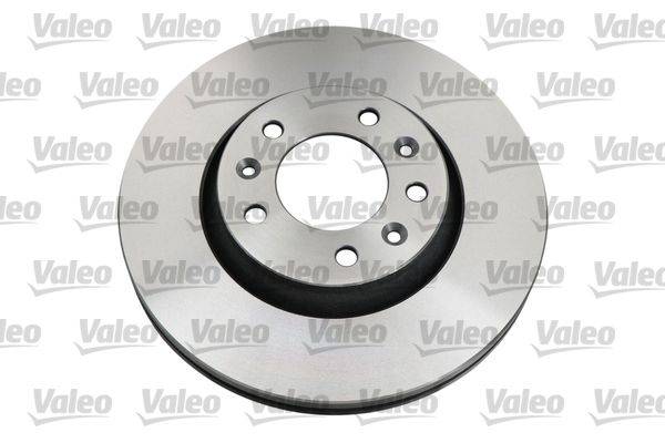 Eine metallische Autobremsscheibe, die vor einem sich wiederholenden Valeo-Logomuster präsentiert wird. Die Scheibe ist kreisrund und weist sechs Löcher zur Befestigung auf.