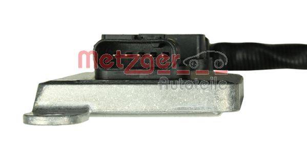 Ein Autosensor mit schwarzem Kunststoffdeckel und metallischer Basis, beschriftet mit 'Metzger Autoteile.