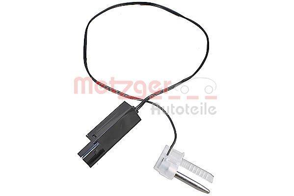 Ein schwarzer elektrischer Stecker mit einem langen Kabel, der an einen transparenten Sensorstecker angeschlossen ist, höchstwahrscheinlich eine Komponente aus dem Automobilbereich, auf einem einfarbigen Hintergrund.