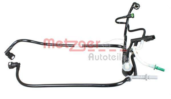 Schlauchgarnitur mit Anschlüssen, aufgewickelt auf weißem Hintergrund. Scheint ein Autoteil zu sein, mit dem Logo von 'Metzger Autoteile' im Hintergrund.
