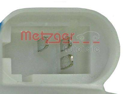Nahaufnahme eines dreipoligen elektrischen Steckers mit dem Logo von 'Metzger Autoteile', der Metallkontakte in einem weißen Kunststoffgehäuse zeigt.