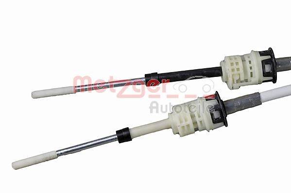 Zwei Schaltzüge mit Anschlüssen werden gezeigt; wichtig für automotive Getriebe. Kabel werden nebeneinander zum Vergleich platziert.