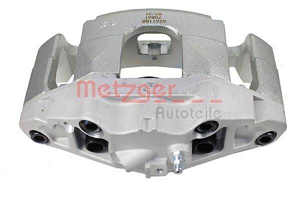 Ein metallischer Bremssattel mit sichtbaren Kolben und silberner Oberfläche. Der Markenname 'Metzger Autoteile' ist auf der Oberfläche gedruckt.