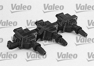 Drei schwarze Zündspulen, die in einer Reihe angeordnet sind, mit einem sich wiederholenden 'Valeo' Logo-Muster im Hintergrund.