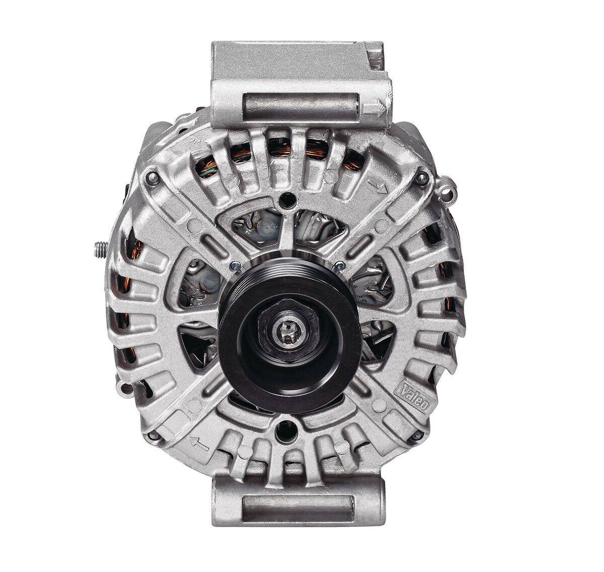 Ein metallischer Autogenerator mit einer frontal ausgerichteten Riemenscheibe und sichtbaren Kühlschlitzen, der seine detaillierte mechanische Struktur präsentiert.