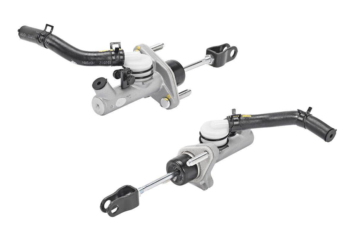 Bild von zwei hydraulischen Kupplungszylinder, die Metallstangen, schwarze Schläuche und kreisförmige weiße Behälter zeigen, die in Fahrzeug-Kupplungssystemen verwendet werden.