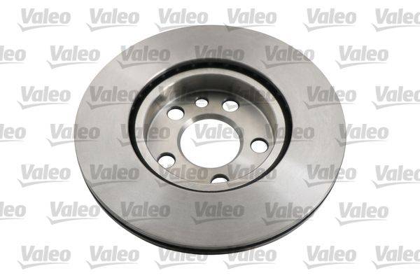 Eine Bremsscheibe mit metallischer Oberfläche wird gezeigt, die mehrere Befestigungslöcher in der Mitte aufweist. Der Hintergrund ist mit dem 'Valeo' Logo gemustert.