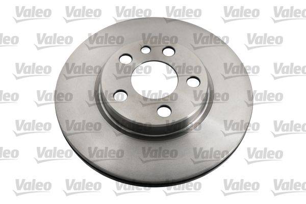 Eine Bremsscheibe mit Löchern zur Befestigung, vor einem Hintergrund, der wiederholt das 'Valeo' Logo zeigt.