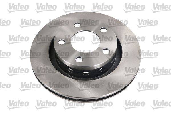 Eine glänzende Metallbremsscheibe mit mehreren Löchern, vor einem Hintergrund mit sich wiederholenden 'Valeo' Logos.