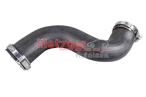 Ein gebogener Fahrzeugschlauch mit Metallschellen an beiden Enden, mit der Aufschrift 