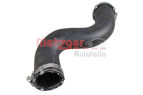 Gebogener schwarzer Automotive-Schlauch mit metallischen Anschlüssen, versehen mit dem roten Logo von 'Metzger Autoteile'.
