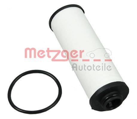 Ein weißer zylindrischer Autofilter mit schwarzen Enden, begleitet von einem schwarzen O-Ring, der vor einem einfarbigen Hintergrund präsentiert wird.