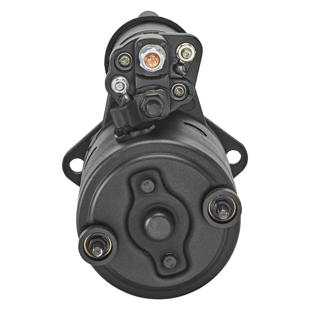 Nahaufnahme eines schwarzen Anlassermotors für Kraftfahrzeuge, der seine Anschlüsse und Befestigungspunkte zeigt. Die zylindrische Form und die Kabel sind deutlich sichtbar.