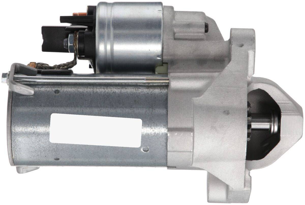 Ein metallischer Anlasser für Kraftfahrzeuge mit zylindrischer Form und Befestigungsbügel, der zum Anlassen des Motors verwendet wird.