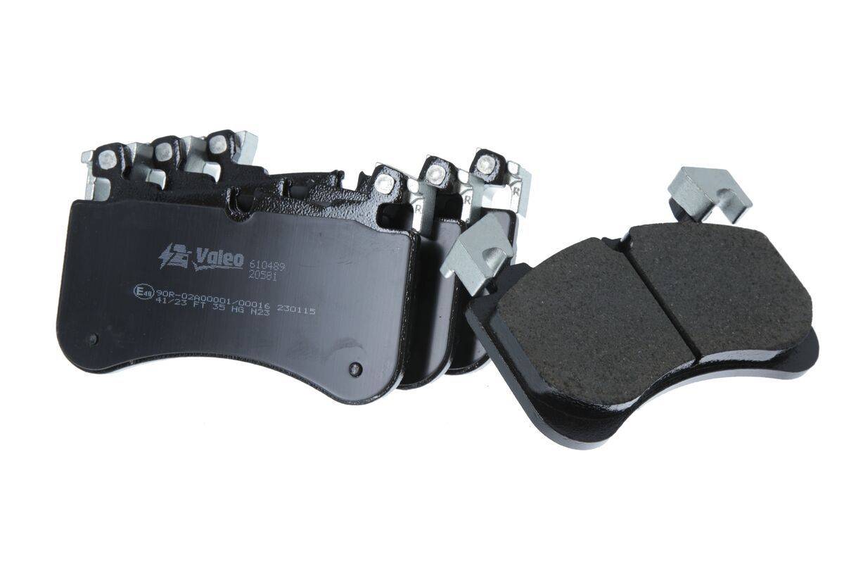 Ein Satz schwarzer Bremsbeläge mit Metallhalterungen, die die strukturierteReiboberfläche auf einem Belag sowie das Firmenlogo und die Spezifikationen zeigen.