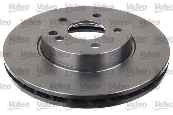 Eine kreisförmige Metallbremsscheibe mit mehreren Löchern, die vor einem Hintergrund mit dem wiederholten Logo 'Valeo' abgebildet ist.