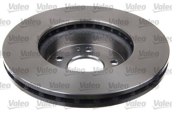 Eine Valeo-Bremsscheibe, metallisch grau mit zentraler Lochanordnung, aus einem leicht schrägen Blickwinkel betrachtet.