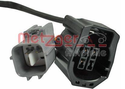 Zwei verbundene elektrische Stecker, einer grau und einer schwarz, mit dem Wort 'Metzger Autoteile' in Rot im Hintergrund sichtbar.