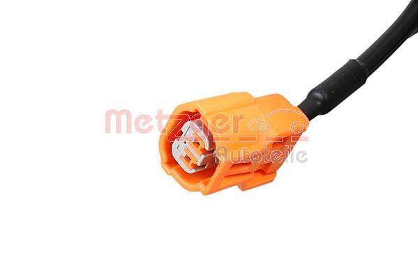 Orangefarbener automotive Elektroverbinder mit Kabeln. Metzger Autoteile Markierung im Hintergrund.