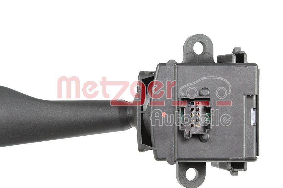 Ein Autozubehör mit einem Anschluss, möglicherweise eine elektrische Komponente oder ein Teil, markiert mit 'Metzger Autoteile'.
