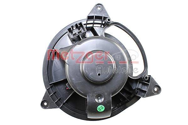 Ein schwarzer, runder Elektromotor-Deckel mit Montagebügel und sichtbarer Spule, auf dem der Markenname als Texteinblendung zu sehen ist.