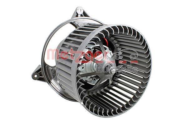 Ein Metallgebläsemotor für Autoheizung mit radialen Lüfterflügeln, in einem kreisförmigen Rahmen montiert, der zur Luftzirkulation in der Fahrgastzelle eines Fahrzeugs verwendet wird.