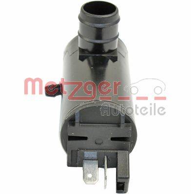 Eine schwarze Scheibenwaschpumpe mit elektrischen Anschlüssen am unteren Ende, von einem leichten Winkel aus betrachtet.