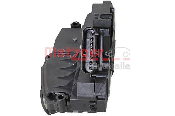 Eine schwarze automotive elektronische Komponente mit einem Anschlussport ist prominent positioniert. Die Marke 'Metzger Autoteile' ist über dem Bild eingeblendet.