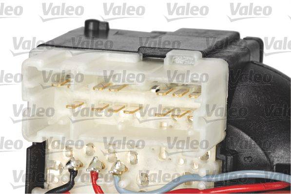 Nahaufnahme eines Kraftfahrzeug-Elektrosteckers mit mehreren farbigen Kabeln. Der Hintergrund zeigt ein sich wiederholendes 'Valeo' Logo.