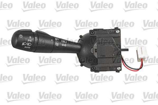 Ein schwarzer Automobilbedienungshebel mit verschiedenen Symbolen für Lichter und einer angeschlossenen elektrischen Komponente vor einem Hintergrund mit 'Valeo' Markierung.