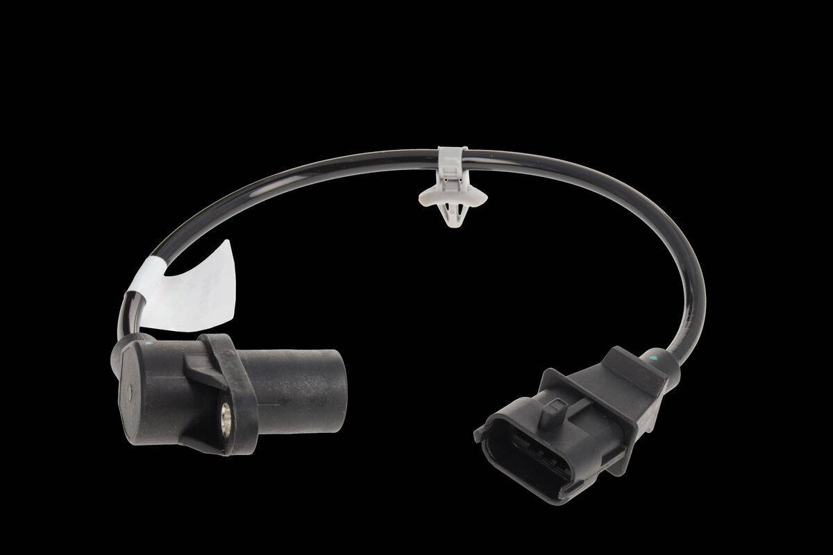 Ein Zündspulen-Anschluss eines Autos mit Kabel und Stecker vor einem schwarzen Hintergrund.
