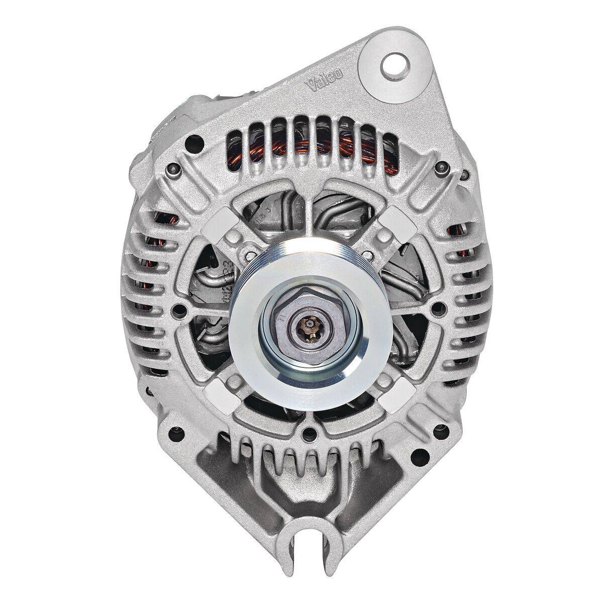 Ein silberner Automotive-Lichtmaschinenalternator mit sichtbaren Kühlschlitzen und einer zentralen Riemenscheibe, der zur Stromerzeugung in Fahrzeugen verwendet wird.