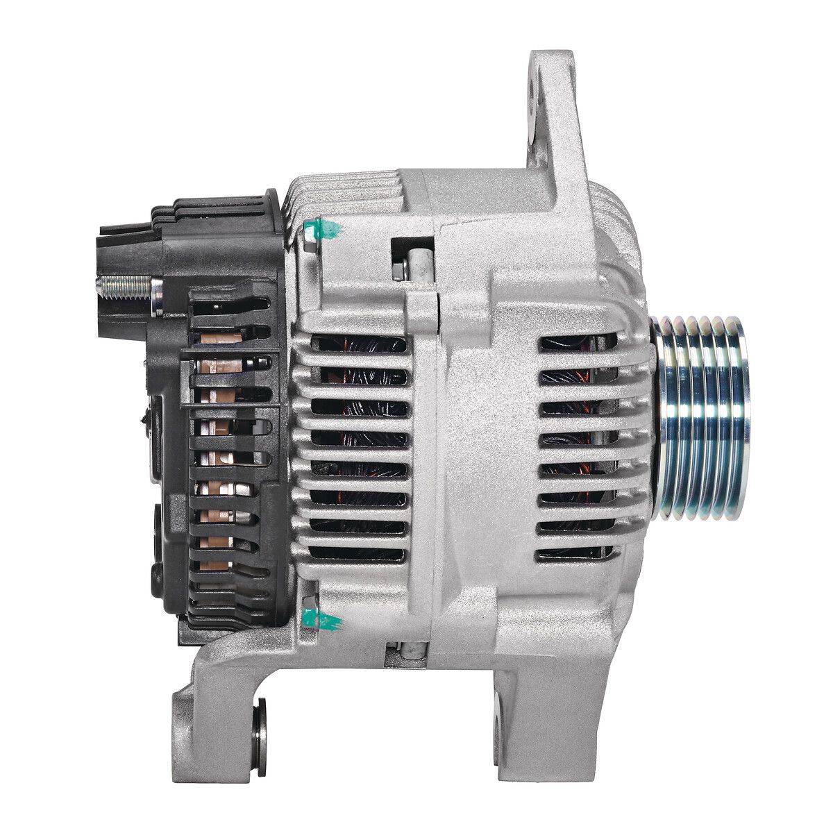 Ein silberner Automotive-Alternator mit schwarzen elektrischen Anschlüssen und mehreren Lüftungsschlitzen, entwickelt zur Erzeugung elektrischer Energie.