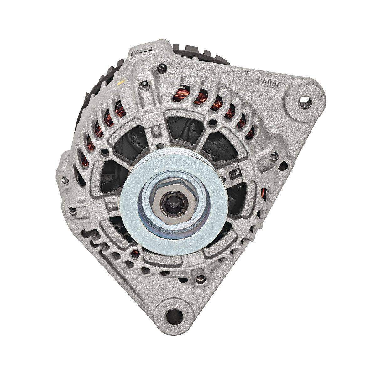 Nahaufnahme eines Autolichtmaschinengenerators auf weißem Hintergrund, der sein metallisches Gehäuse mit sichtbaren Wicklungen und Befestigungshalterungen zeigt.