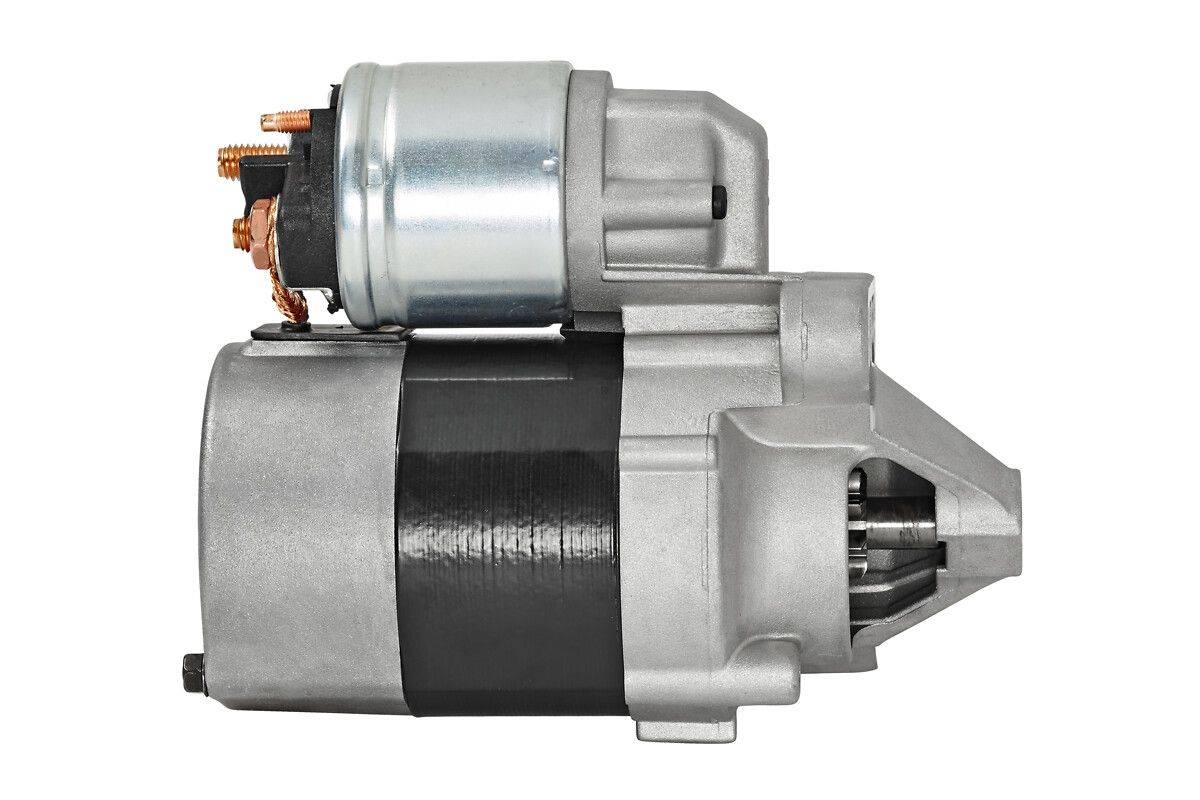 Ein Anlassermotor für Kraftfahrzeuge mit sichtbaren Metallkomponenten, Kupferverbindungen und einem zylindrischen Gehäuse, der zum Anlassen von Fahrzeugmotoren verwendet wird.