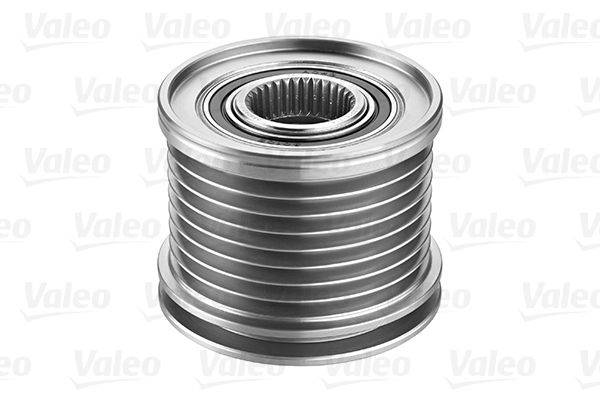 Eine Nahaufnahme einer metallischen Automotive-Riemenscheibe mit geripptem Design, wahrscheinlich Teil des Riemensystems eines Fahrzeugs. Der Hintergrund zeigt das Wort 'Valeo'.