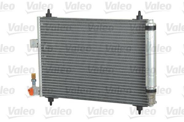 Valeo Autokühler mit sichtbaren Ein- und Auslassanschlüssen an den Seiten.