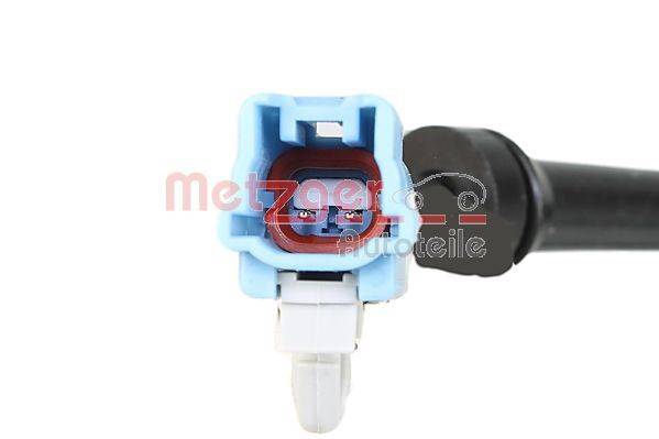 Eine Nahaufnahme eines Autosensor-Steckers mit einer blauen und roten Schnittstelle, mit sichtbaren Kontaktstiften, vor einem weißen Hintergrund.